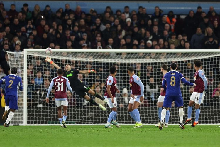 Gelandang Chelsea, Enzo Fernandez, melepas tendangan bebas yang membobol gawang kiper Aston Villa Emi Martinez. Chelsea menang besar 3-0 saat bertandang ke markas Aston Villa dalam lanjutan Piala FA, Kamis (8/2/2024) dini hari WIB.