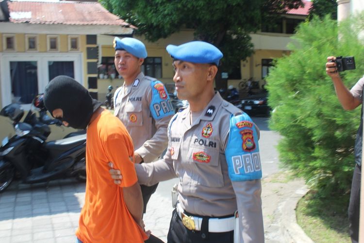 NHS (26) seorang mahasiswa asal Dompu, Nusa Tenggara Barat saat dibawa propam Polresta Mataram ke ruangan tahanan, Kamis (21/3/2024).