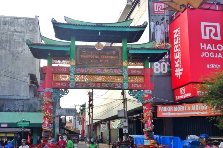 Gapura Kampung Ketandan yang berada di Kawasan Malioboro Yogyakarta