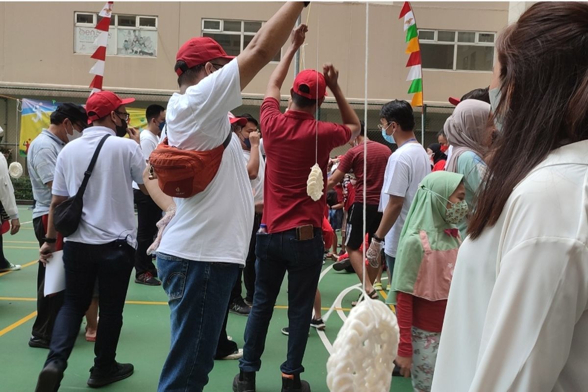 Suasana perlombaan makan kerupuk oleh anak-anak di apartemen Kalibata City, Rabu (17/8/2022). Perlombaan digelar sebagai bentuk memeriahkan Hari Kemerdekaan.