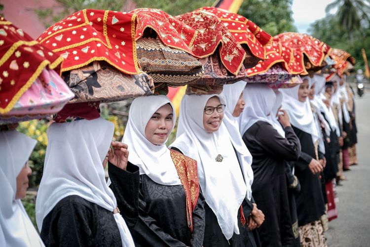 Ilustrasi penduduk Desa Wisata Nagari Sijunjung di Sumatera Barat yang melakukan tradisi Bakaua Adat. Desa wisata ini masuk babak 75 besar Anugerah Desa Wisata Indonesia (ADWI) 2023.