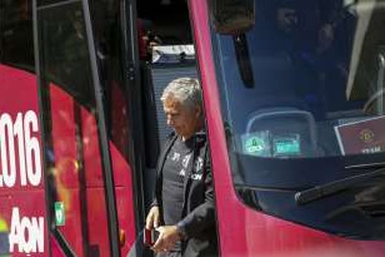 Manajer Manchester United, Jose Mourinho, keluar dari bus tim di hotel di Gothenborg, Swedia, Sabtu (30/7/2016), menjelang duel melawan klub Turki, Galatasaray, pada pertandingan uji coba.
