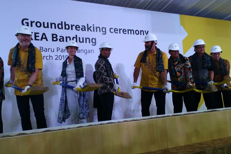 Gubernur Jawa Barat Ridwan Kamil menghadiri ground breaking pembangunan toko perlengkapan rumah tangga asal Swedia, Ikea di komplek real estate Kota Baru Parahyangan, Padalarang, Kabupaten Bandung Barat, Jawa Barat, Kamis (28/3/2019).