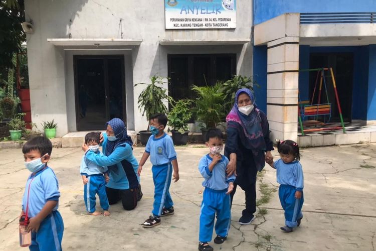 Sejumlah murid PAUD Anyelir, Karang Tengah, Kota Tangerang, yang terpaksa belajar di luar pada Kamis (18/11/2021) karena area sekolahnya disegel.