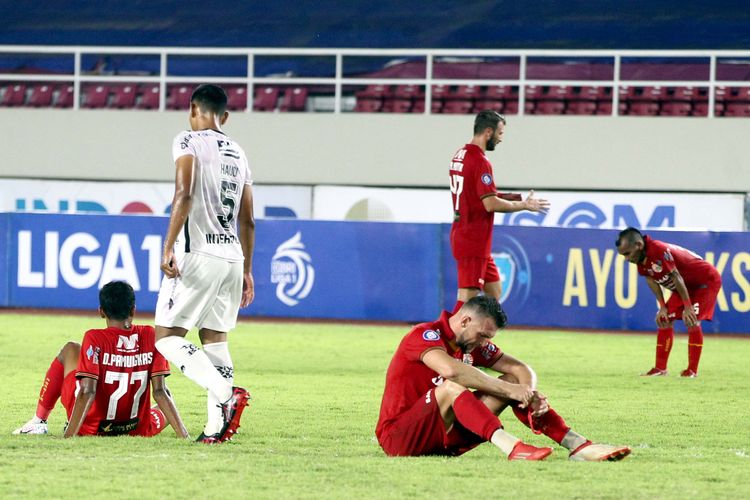 Pemain Persija Jakarta bersedih seusai tendangan penalti Marko Simic dihalau penjaga gawang Bali United pada pertandingan pekan 13 Liga 1 2021-2022 yang berakhir dengan skor 0-1 di Stadion Manahan Solo, Kamis (25/11/2021) malam.