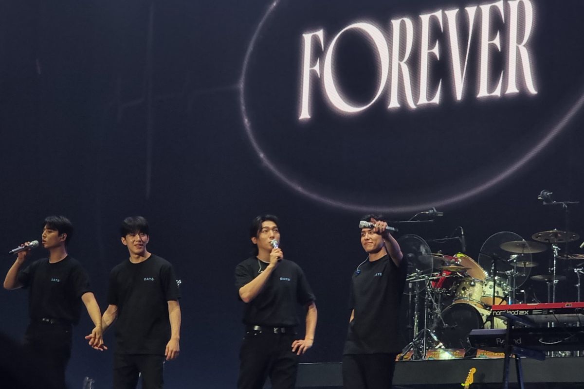 Grup band pop-rock Korea Selatan, DAY6 membuat kenangan indah bersama penggemarnya, My Day, di konser 3RD World Tour  In Jakarta di Beach City International Stadium, Ancol, Pademangan, Jakarta Utara, Minggu (20/10/2024) malam.