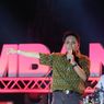 Calvin Jeremy Peluk Seorang Gadis di Panggung Prambanan Jazz 2019