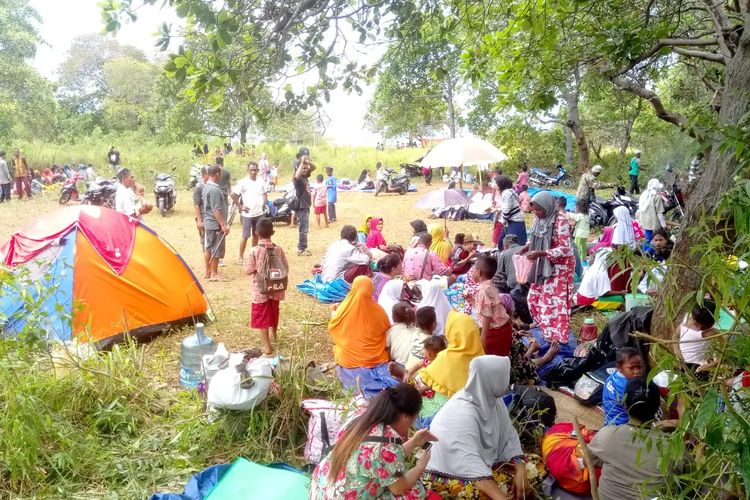 Ribuan warga Dusun Kelapa Dua, Desa Kairatu memilih mengungsi di wilayah perbukitan, Kamis (26/9/2019)