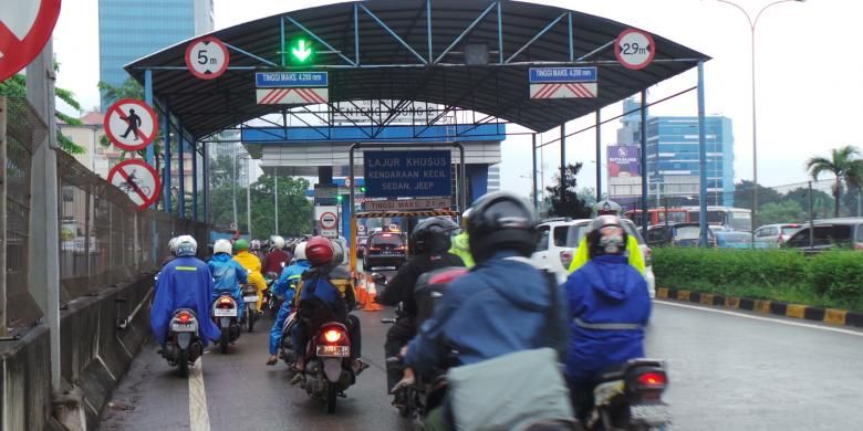 Pengendara sepeda motor terpaksa diarahkan masuk ke jalan tol untuk menghindari banjir di TB Simatupang