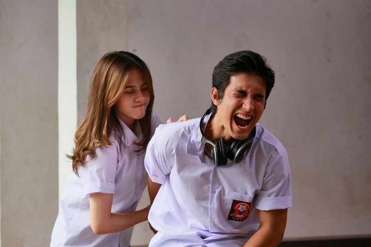 Artis peran Adhisty Zara (kiri) dan lawan mainnya, Junior Roberts (kanan) saat berperan dalam series I Hear(t) You. 