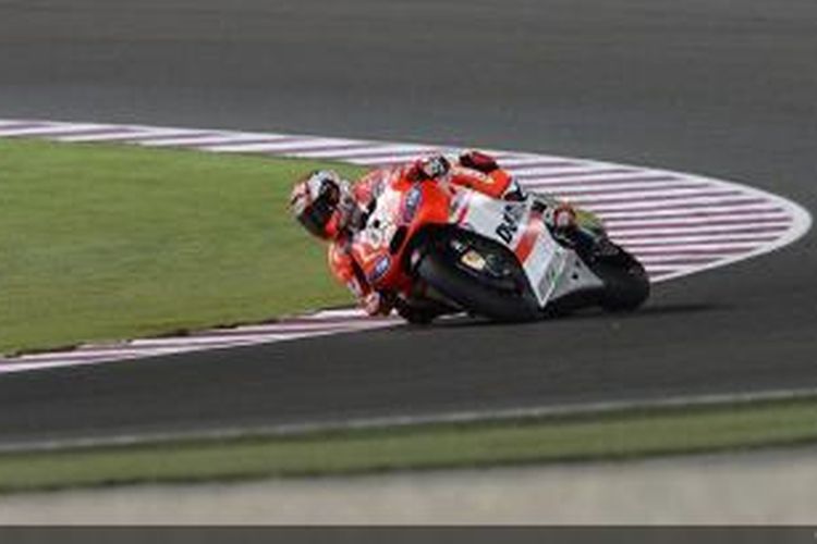 Pebalap Ducati Team asal Italia, Andrea Dovizioso, memacu motornya di Sirkuit Losail pada sesi latihan bebas ketiga GP Qatar, Jumat (21/3/2014). 
