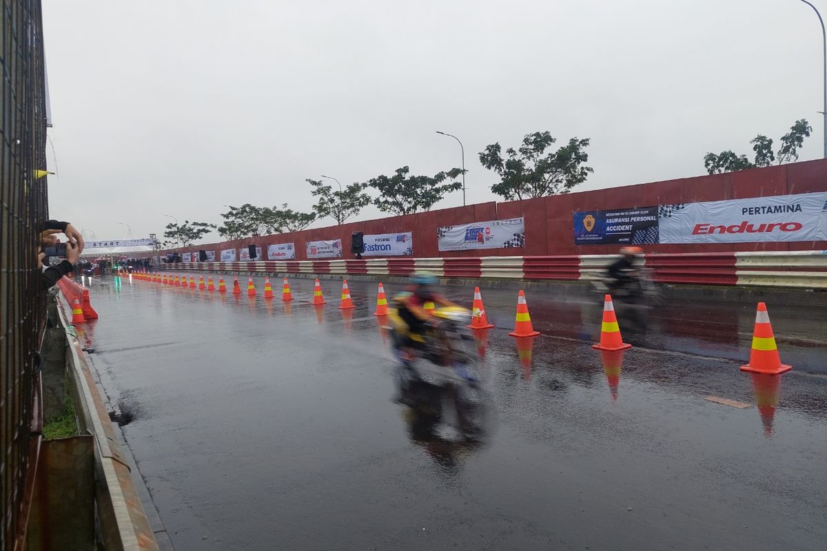 Suasana balapan saat ajang street race di BSD, Pagedangan, Kabupaten Tangerang, Jumat (22/4/2022).