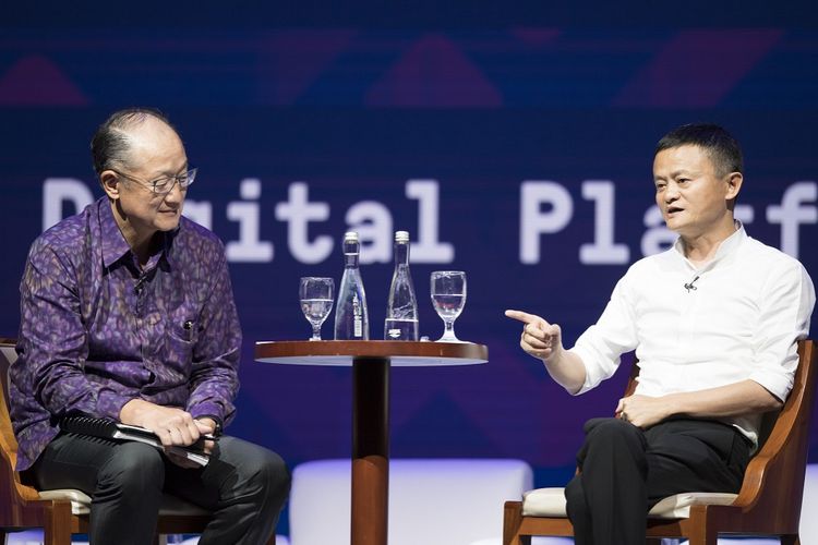 Presiden Grup Bank Dunia Jim Yong Kim (kiri) bersama Pendiri Alibaba Jack Ma (kanan) menjadi pembicara di sela-sela Pertemuan Tahunan IMF - World Bank Group 2018 di Bali Nusa Dua Convention Center, Nusa Dua, Bali, Jumat (12/10). Forum diskusi tersebut membahas Disrupting Development: How digital platforms and innovation are changing the future of developing nations. 