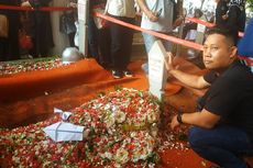 Ada Pesawat Kertas di Makam Habibie