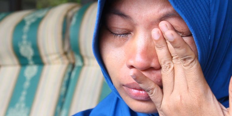 Baiq Nuril Maknun menghapus air matanya saat ditemui di rumahnya di perumahan BTN Harapan Permai, Labuapi, Lombok Barat, Senin (12/11/2018). Nuril kecewa atas keputusan MA yang mengabulkan kasasi Kejaksaan Tinggi NTB, atas kasus pelanggaran UU ITE. 
