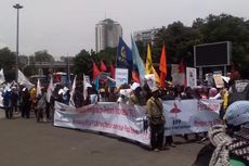 Sebelum Bubar, Demonstran di Depan Istana Punguti Sampah