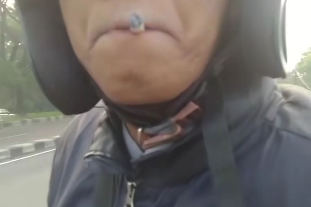 seorang pengendara motor di Bandung ngamuk tak terima ditegur karena merokok sambil berkendara, Rabu (12/6/2024)