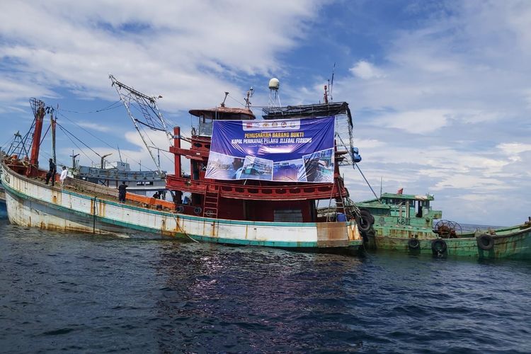 Salah satu kapal yang ditenggelamkan di perairan Tanjung Datuk, Kalimantan Barat, Minggu (6/10/2019).