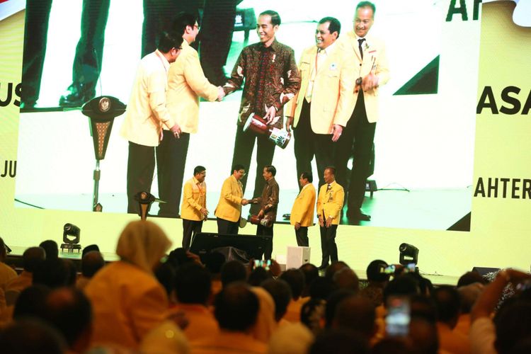 Presiden Republik Indonesia Joko Widodo (tengah) bersama pimpinan DPP Partai Golkar membuka Musyawarah Nasional Luar Biasa (Munaslub) Partai Golkar di JCC, Senayan, Jakarta, Senin (18/12/2017). Munaslub ini dilakukan untuk memilih ketua umum baru Partai Golkar yaitu Airlangga Hartarto untuk menggantikan Setya Novanto yang menjadi tersangka kasus pidana korupsi KTP elektronik.