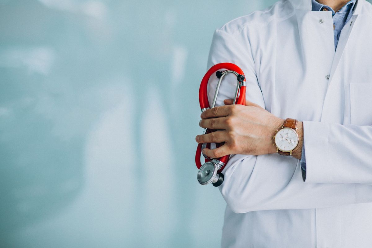 Ilustrasi dokter. Kemenkes menanggapi kritik guru besar FKUI dengan menegaskan komitmen pada reformasi kesehatan demi akses layanan yang lebih merata dan transparan.