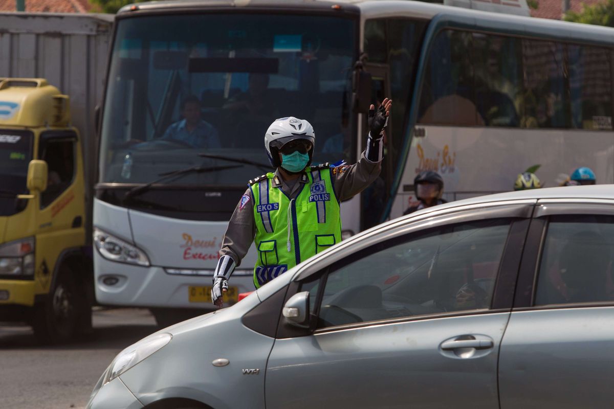 Kendaraan melintasi Tol Pejagan - Brebes, Jawa Tengah, saat arus mudik lebaran H-6, Sabtu (11/7/2015). Tol Pejagan-Brebes dioperasikan untuk mengurangi kemacetan arus mudik lebaran meski kondisi fisik jalan masih jelek. KOMPAS IMAGES/KRISTIANTO PURNOMO