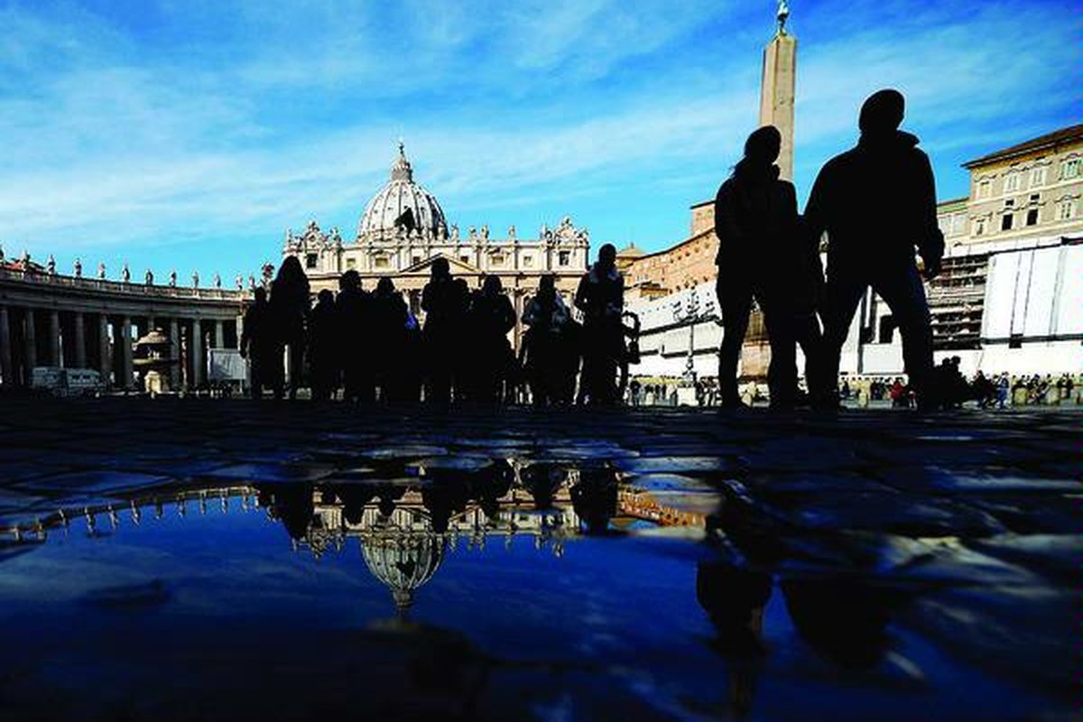 Wisatawan dan peziarah berjalan di Lapangan St Petrus, Vatikan, Selasa (12/2). Gereja Katolik akan segera memilih pemimpin baru setelah Paus Benediktus XVI secara mengejutkan memutuskan akan mengundurkan diri pada 28 Februari. Juru bicara Vatikan, Pastor Federico Lombardi, mengatakan, Paus akan menyampaikan salam perpisahan pada audiensi terakhirnya, 27 Februari, di Lapangan St Petrus.