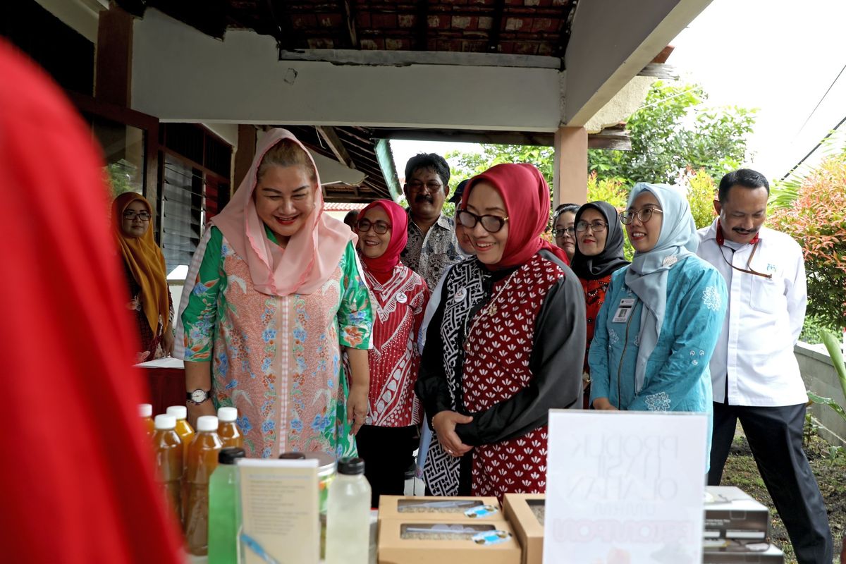 Wali Kota Semarang Hevearita Gunaryanti Rahayu (kiri) dan Menteri PPPA Arifatul Choiri Fauzi (kanan) tersenyum saat meninjau produk inovatif masyarakat Kelurahan Petompon.  