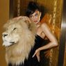 Kontroversi Gaun Kepala Singa Kylie Jenner, PETA Sebut Inovatif