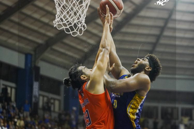 Christian Tyler James roster Prawira Bandung (biru) berduel dengan Reza Guntara dari Pelita Jaya Bakrie Jakarta dalam duel Prawira vs Pelita Jaya, Sabtu (13/1/2024) di C-Tra Arena Bandung dalam gim pertama Indonesia Basketball League (IBL) 2024. 