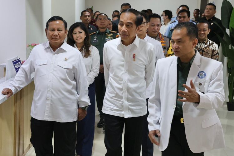 Menteri Pertahanan Prabowo Subianto (baju putih) mendampingi Presiden Joko Widodo (Jokowi) saat meresmikan Rumah Sakit Pusat Pertahanan Negara (RS PPN) Panglima Besar Soedirman, Jakarta Selatan, Senin (19/2/2024).
