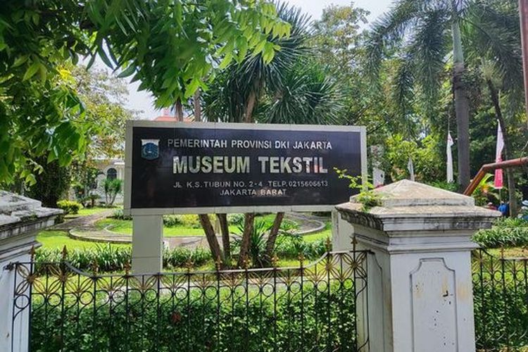 Museum Tekstil di Jalan K.S Tubun No.2-4, Kota Bambu Selatan, Kecamatan Palmerah, Jakarta Barat.