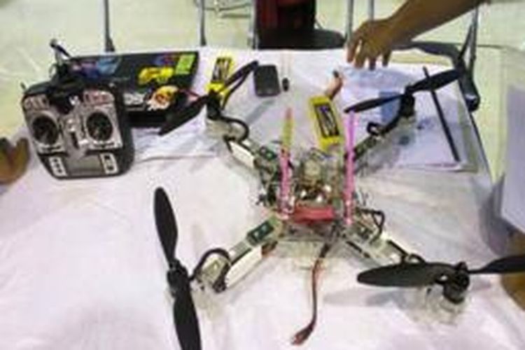 Inilah copter buatan Mahasiswa Fakultas Tehnik Universitas Jember, yang berhasil menjadi juara Best Desain Nasional dalam Brawijaya Copter Competition (BCC), Senin (16/12/13)  