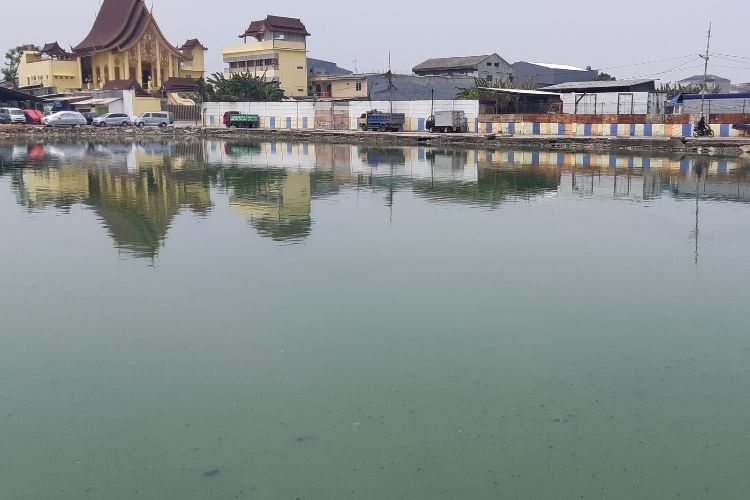 Air yang berada di Kampung Apung cenderung tidak mengalir kemana-mana, atau bisa dibilang diam.  Terlihat dalam foto bagian pemakaman yang tertutup air hijau tenang dan bersih dari sampah.