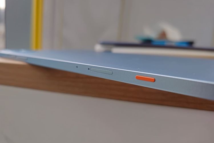 AI Quick Button alias tombol AI yang nyentrik di sisi atas tablet. Tombol ini digunakan untuk mengakses asisten AI Ella.