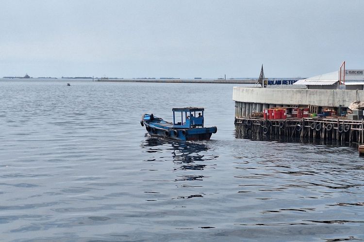 Teluk Jakarta Tercemar Limbah, Nelayan: Dulu Jarum Jatuh Aja Bisa Terlihat