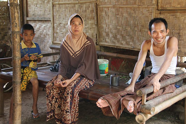 Nurhayati (38), suaminya Arman (40), dan anaknya Muhammad (7), warga Desa Cot Jeurat, Kecamatan Kota Juang, Bireuen, Aceh. Wanita tangguh ini perajin gerabah tradisional dari bahan baku tanah liat, yang  mampu memproduksi 60 panci, kendi, dan asbak dalam satu bulan. Penghasilannya rata-rata setiap bulan mencapai Rp 400.000 hingga Rp 600.000.