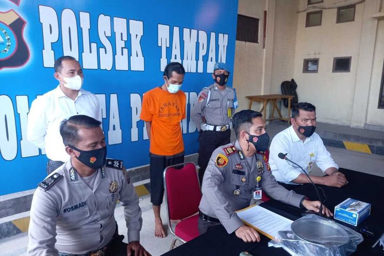 Polsek Tampan menggelar konferensi pers penangkapan seorang pria yang membunuh pamannya di Kecamatan Bina Widya, Kota Pekanbaru, Riau, Senin (29/11/2021).