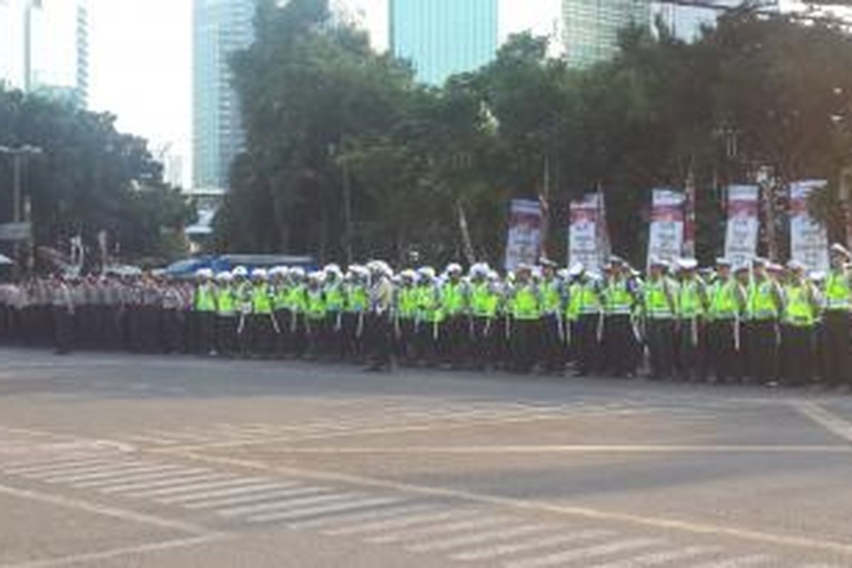 Gelar pasukan Operasi Terpusat Ketupat 2015 di lapangan Mapolda Metro Jaya, Jakarta, Kamis (9/7/2015).