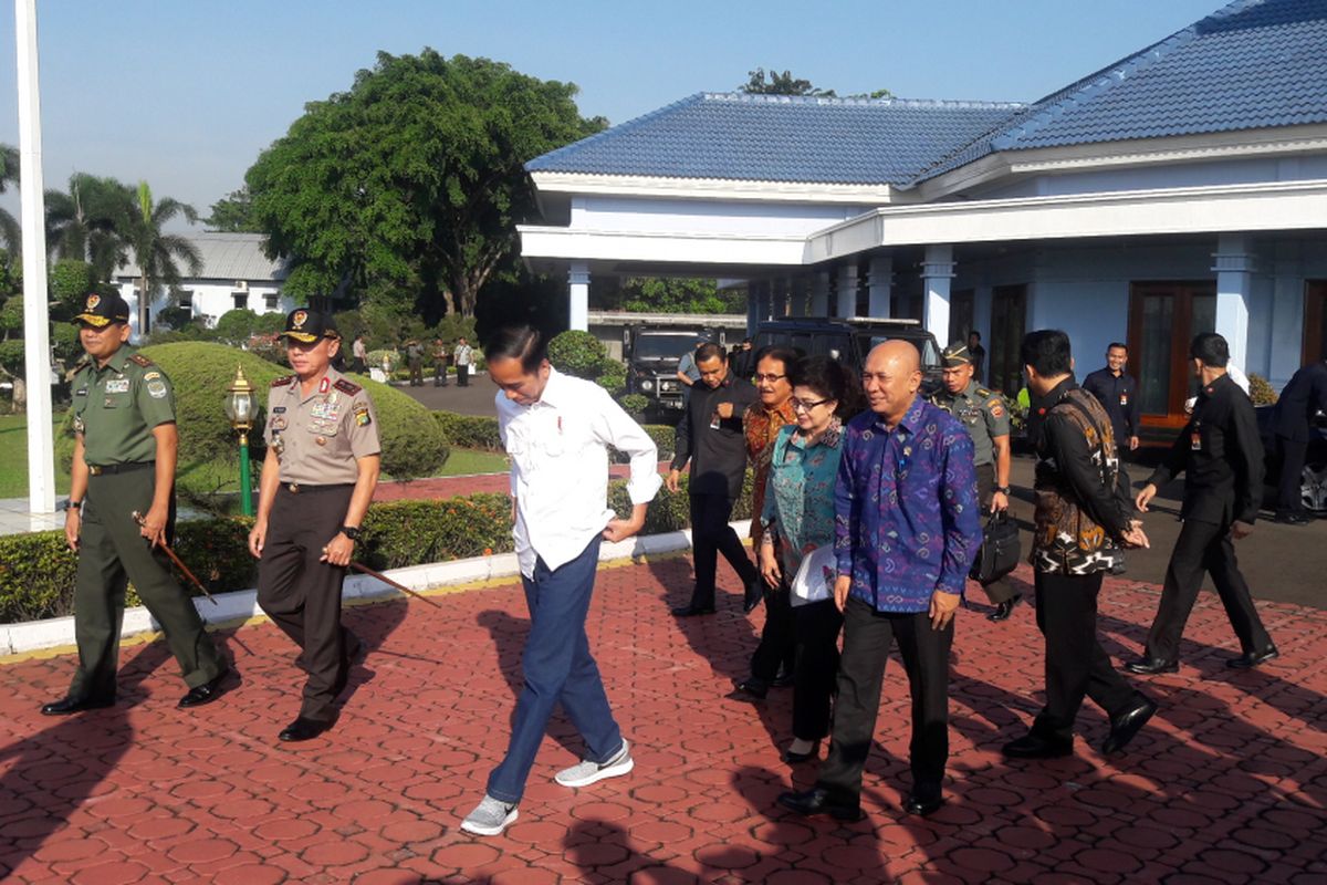 Penampilan Presiden Joko Widodo saat berangkat kunjungan kerja ke Tasikmalaya di Pangkalan TNI AU Halimperdanakusuma Jakarta pada Jumat (9/6/2017).