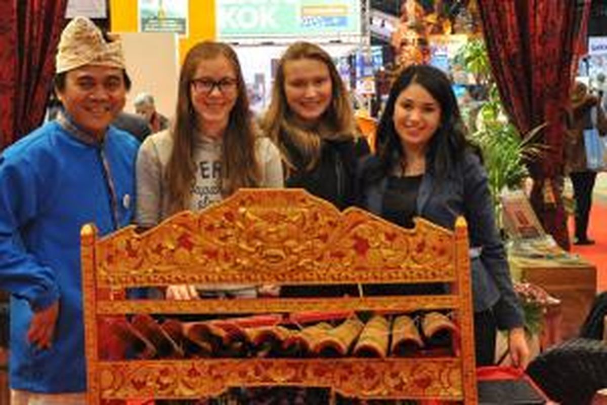 Rindik Bali tampil pada Pameran Wisata Brussels Holiday Fair 2015, di kota Brussel Belgia, 5–9 Februari 2015. Pameran diikuti 700 peserta. 