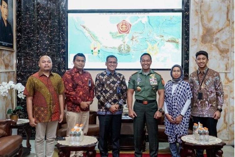 Dirut Pupuk Kaltim Rahmad Pribadi (tengah) dan Panglima TNI Jenderal TNI Andika Perkasa bersama pelaksana Program Community Forest PKT. 