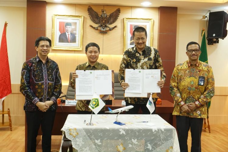 Penandatanganan kontrak Angkutan Udara Jemaah Haji Reguler Indonesia Tahun 1444 H/2023 M oleh Direktorat Jenderal (Ditjen) Penyelenggaraan Haji dan Umrah (PHU) Kementerian dengan PT Garuda Indonesia, Kamis (27/4/2023).