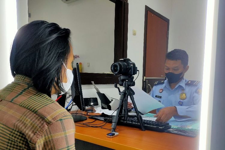 Petugas imigrasi melayani warga yang mengurus pembuatan paspor di Kantor Imigrasi Kelas I Non TPI Pemalang, Jawa Tengah, Selasa (20/9/2022)