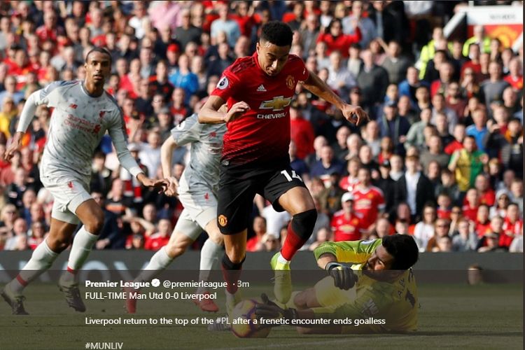 Alisson Becker menghentikan serangan dari Jesse Lingard pada laga Liga Inggris pekan ke-27 antara Manchester United vs Liverpool. Laga ini berakhir dengan skor imbang 0-0.