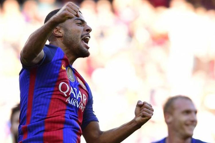 Pemain FC Barcelona, Rafinha, melakukan selebrasi seusai membobol gawang Deportivo La Coruna dalam laga La Liga, di Stadion Camp Nou, Sabtu (15/10/2016).