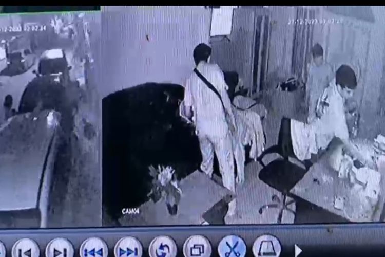 Rekaman CCTV detik-detik 6 orang yang mengaku anggota polisi dari Polrestabes Makassar menggeledah rumah Caleg Partai Gelora Makassar, Ruslan Abd Gani yang terletak di Jalan Kemauan Raya, Kelurahan Maccini Parang, Kecamatan Makassar, Sulsel pada hari Rabu (27/12/2023).