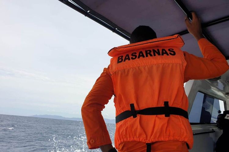 (ILUSTRASI) Tim Basarnas melakukan pencarian nelayan yang hilang. 