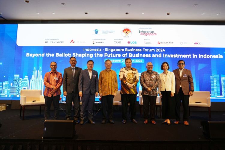 Para pembicara Indonesia-Singapore Business Forum (ISBF) 2024 saat berfoto bersama di Hotel Hilton Orchard, Singapura, Rabu (27/3/2024)