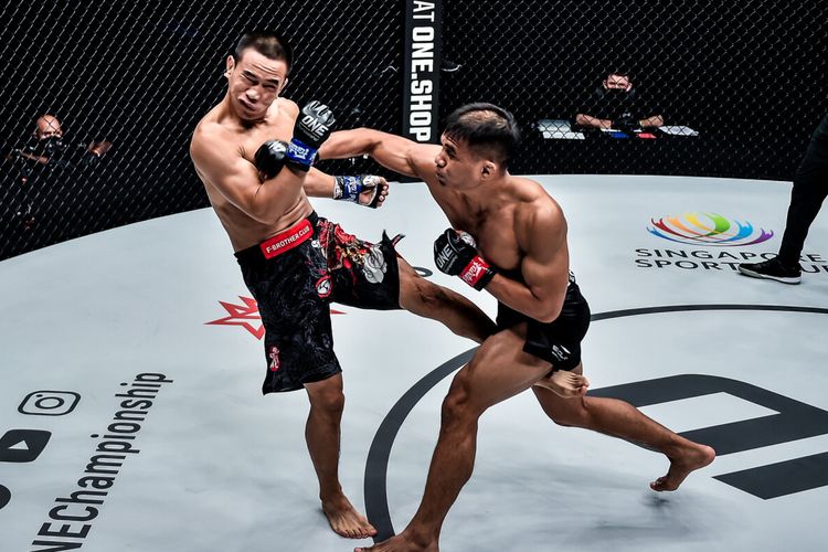 Aksi Eko Roni Saputra saat mengalahkan petarung China, Liu Peng Shuai, dalam laga MMA di ONE: BATTLEGROUND II pada 13 Agustus lalu.