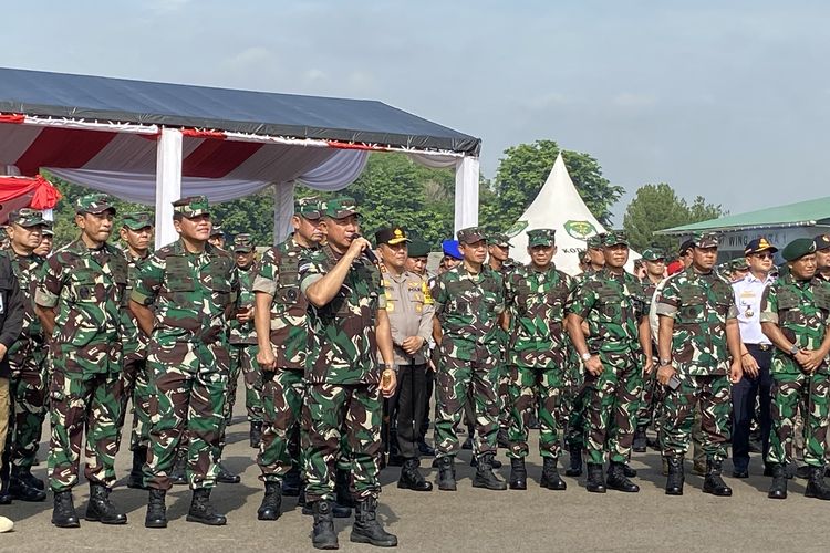 Panglima TNI Jenderal Agus Subiyanto (memegang microphone) beserta jajaran saat apel gelar pasukan pengamanan Pemilu di Taxi Way Echo Lanud Halim Perdanakusuma, Jakarta Timur, Kamis (1/2/2024).